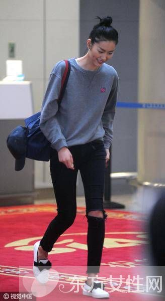 三招教你如何将破洞牛仔裤穿得更时髦