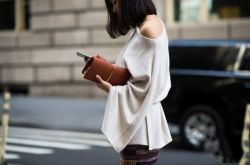 秋天怎么穿衣搭配 一字领性感刚刚好