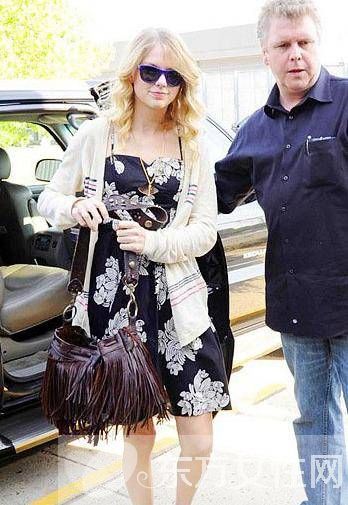 复古碎花连衣裙这么穿 不止复古还甜美