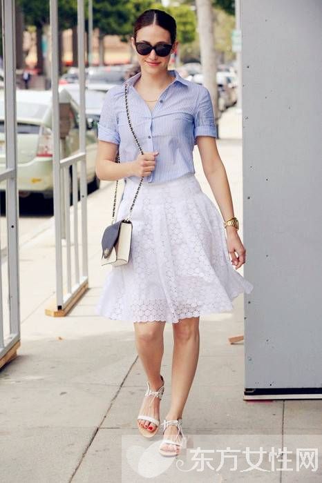 浅蓝色衬衫这样搭穿出无敌时髦感 你还不快学起来