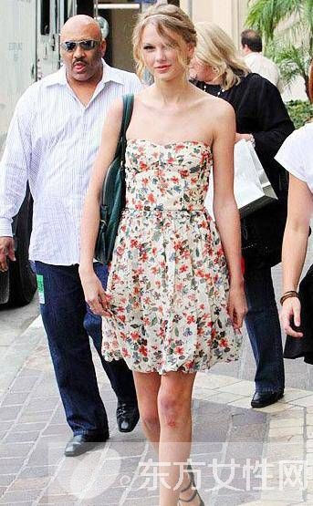 复古碎花连衣裙这么穿 不止复古还甜美