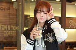 棒球服这么搭配 保暖御寒又潮流