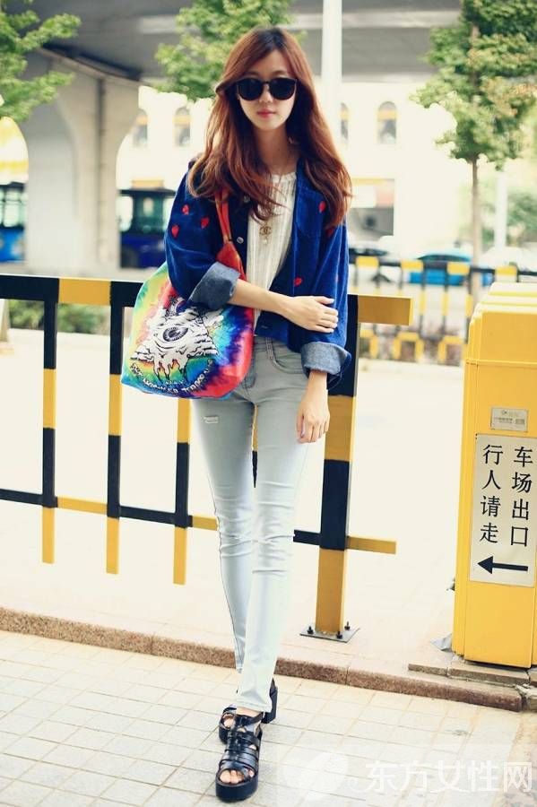 深色牛仔系列外套穿搭 这么穿让你很是吸睛