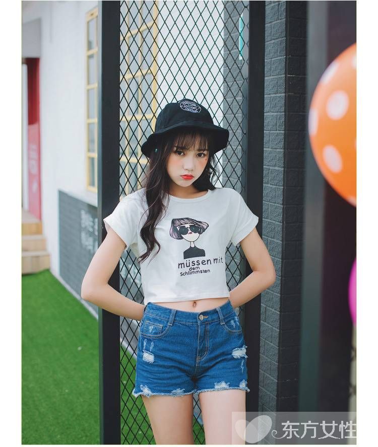 短款t恤衫这么搭 让你潮遍街头