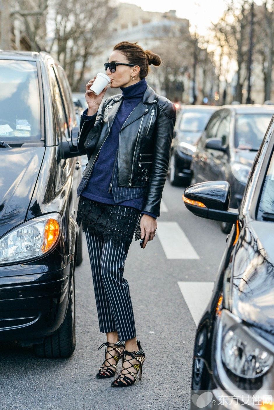 只要你的高领毛衣跟着这样穿 一定变得很时髦