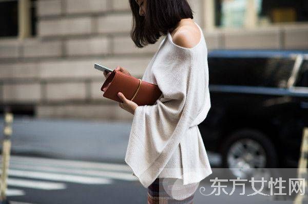 秋天怎么穿衣搭配 一字领性感刚刚好