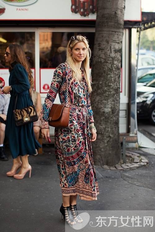 印花长裙这么搭配鞋子 想不美都难