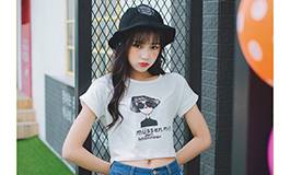 短款t恤衫这么搭 让你潮遍街头