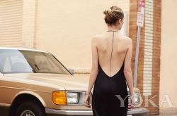 吊带裙搭配什么上衣 这么穿别有一番风味哦