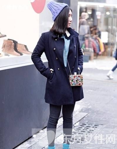 日韩时尚冬季街拍秀 复古风呢大衣让你养眼十足