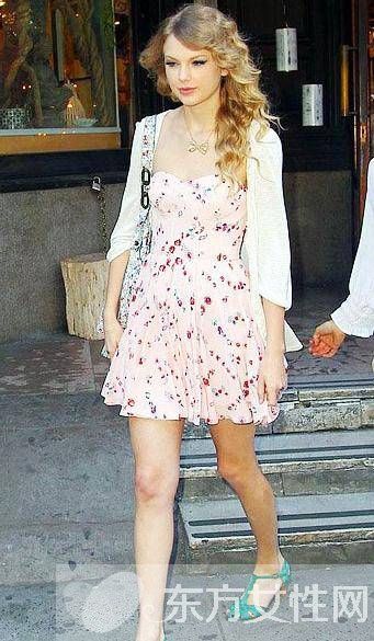 复古碎花连衣裙这么穿 不止复古还甜美