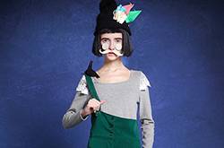 清新时尚背带裤搭配 尽显英伦少女范