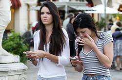 人字拖流行时尚搭 欧美明星演绎简约中的时尚