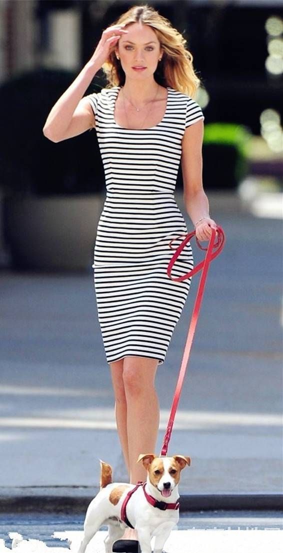 黑白条纹时尚连衣裙搭配 周末就这样出街凹造型吧