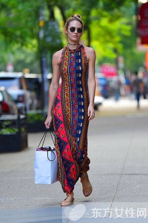 印花长裙这么搭配鞋子 想不美都难
