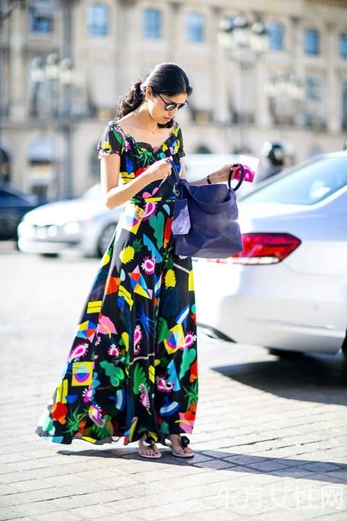 印花长裙这么搭配鞋子 想不美都难