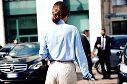 浅蓝色衬衫这样搭穿出无敌时髦感 你还不快学起来