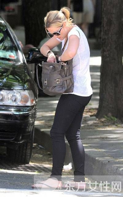 人字拖流行时尚搭 欧美明星演绎简约中的时尚