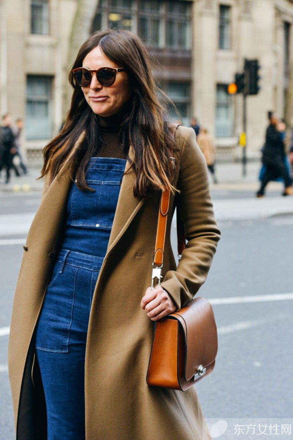 只要你的高领毛衣跟着这样穿 一定变得很时髦