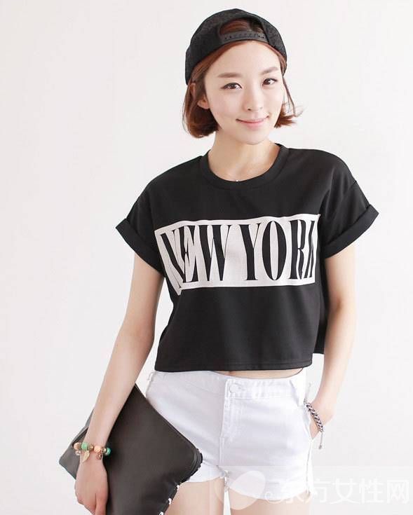 短款t恤衫这么搭 让你潮遍街头