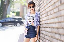 矮个子女生穿衣搭配法 高腰牛仔短裤穿出迷人大长腿