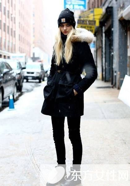 欧美潮女冬季穿搭街拍秀 大衣+紧身裤营造霸气女人味
