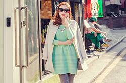 风衣内搭连衣裙搭出独特美感 经典搭配显瘦又显高