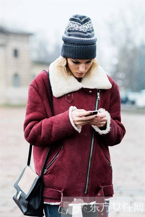 女性冬日羊羔绒外套搭配 温暖厚实又时髦