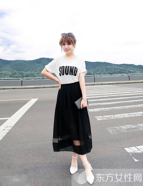 黑色雪纺长裙配什么上衣 经典黑白配穿出女神气质