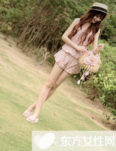 吊带连体裤怎么搭配 这样搭让你走在时尚的尖端