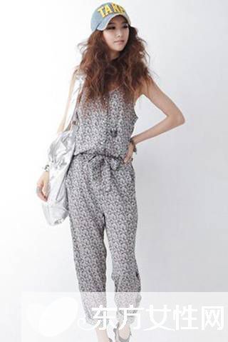 吊带连体裤怎么搭配 这样搭让你走在时尚的尖端