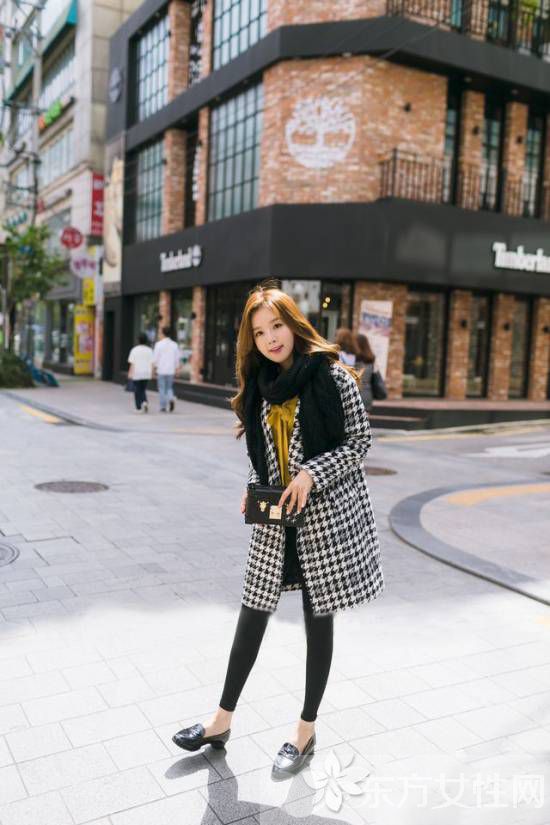 黑白格子大衣搭配什么围巾 大衣与围巾的最佳组合推荐