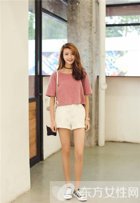 纯色T恤简单搭 让你轻松美一夏