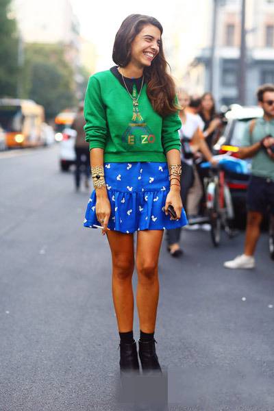 卫衣搭配半身裙 初春这么穿你也是街拍达人