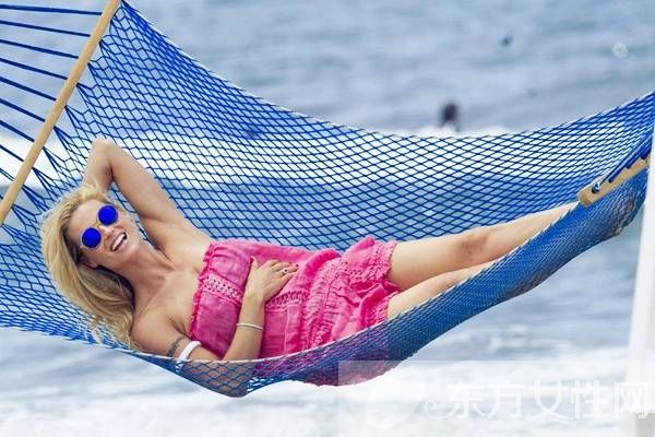 去海边玩穿什么 这么穿又是另一番美丽模样