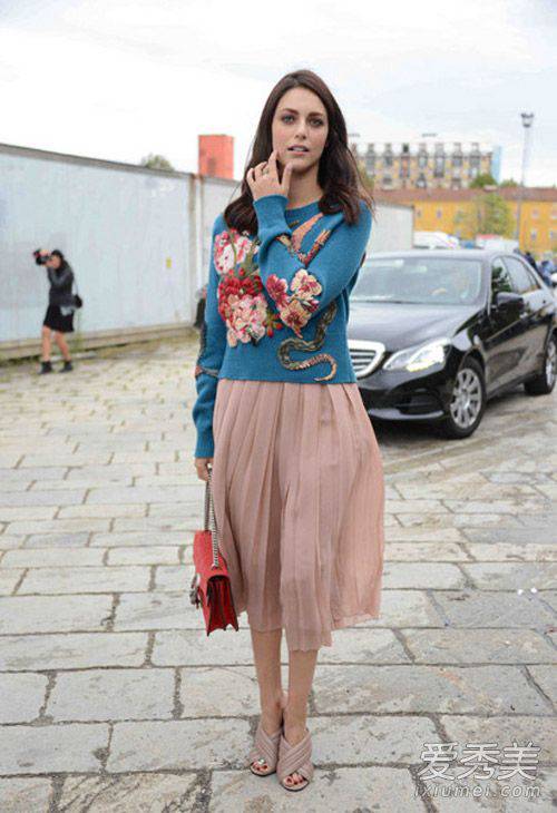 早春最佳CP穿搭 毛衣配裙子就是这么美