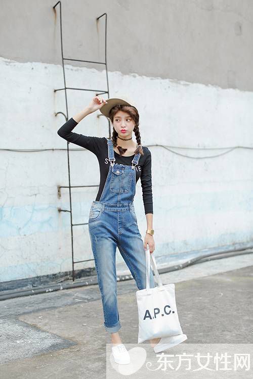 牛仔背带裤怎么穿 巧妙搭配色彩让你更美丽