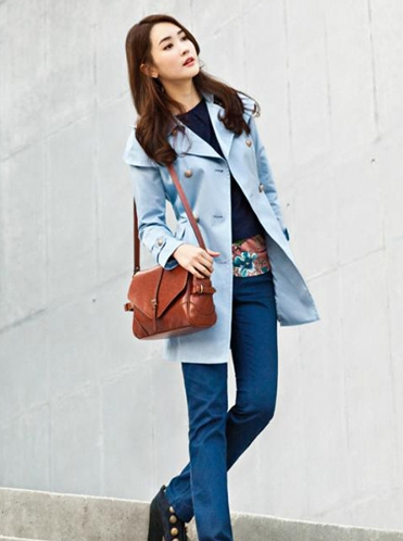 金色初秋吸睛单品 蓝色风衣就该这么搭