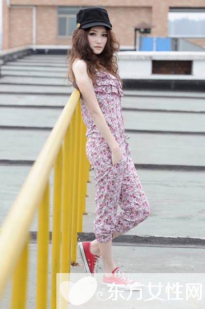 吊带连体裤怎么搭配 这样搭让你走在时尚的尖端