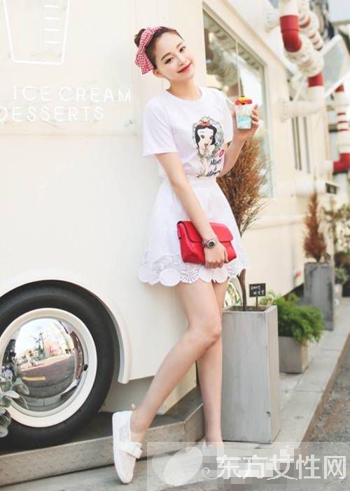 白色短裙搭配什么上衣 潮人搭配示范怎么看怎么美