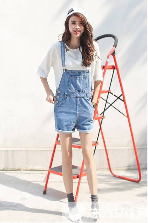 牛仔背带裤怎么穿 巧妙搭配色彩让你更美丽