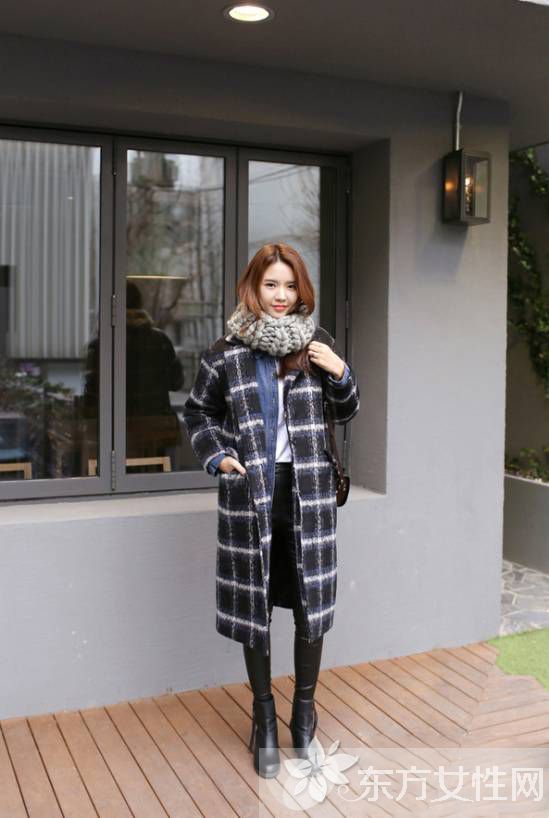 黑白格子大衣搭配什么围巾 大衣与围巾的最佳组合推荐
