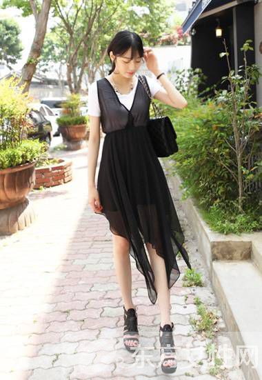 夏季时尚女装高端黑搭配术 简单中带着不凡的气场