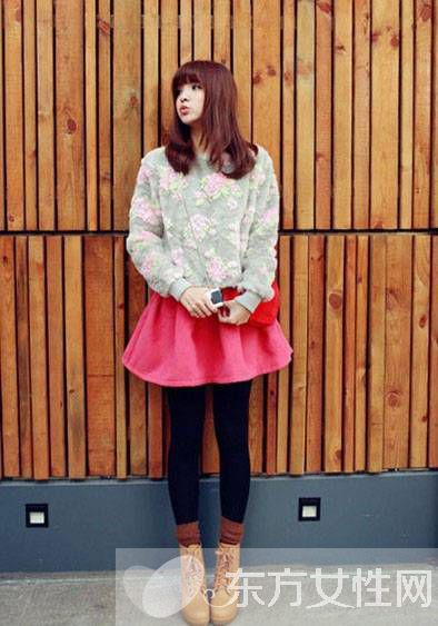 韩版卫衣+短裙超抢眼 春季必备时尚单品