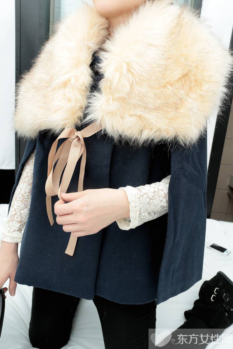 短款斗篷外套怎么搭配 冬天这么穿既暖和又时尚