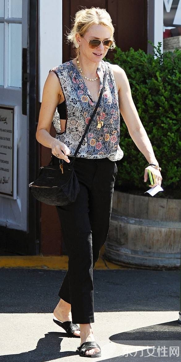 黑色时尚休闲裤服装穿搭法 分分钟提升造型时尚指数