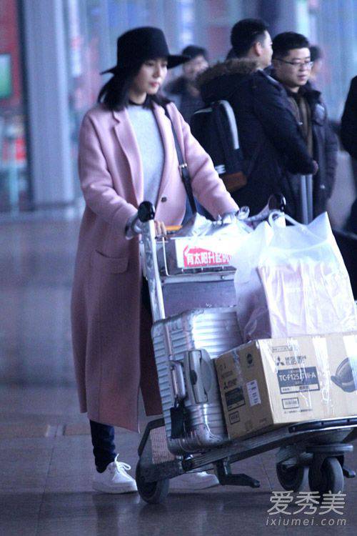 女星机场时尚街拍 刘诗诗粉红大衣亮相