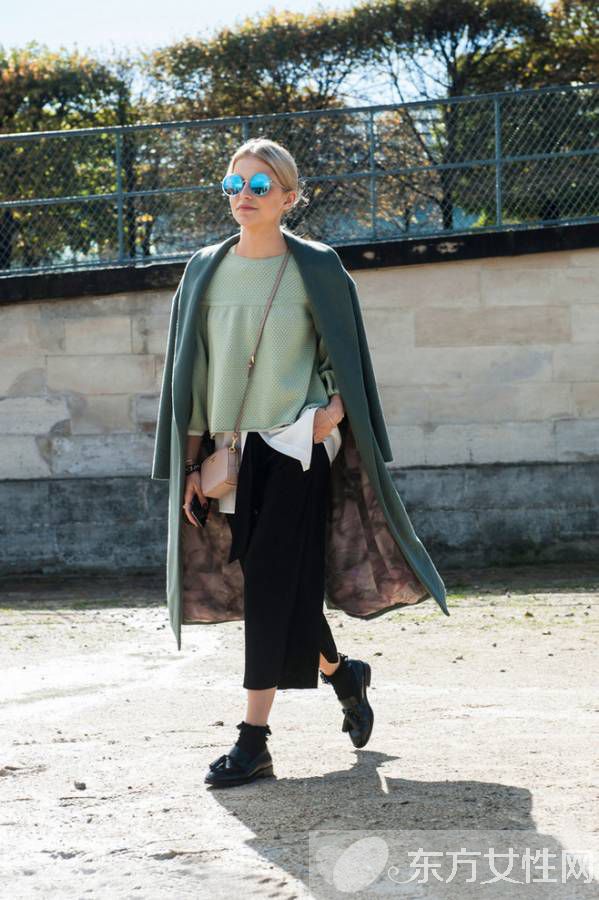 风衣怎么搭配鞋子 搭对了穿出时髦范儿