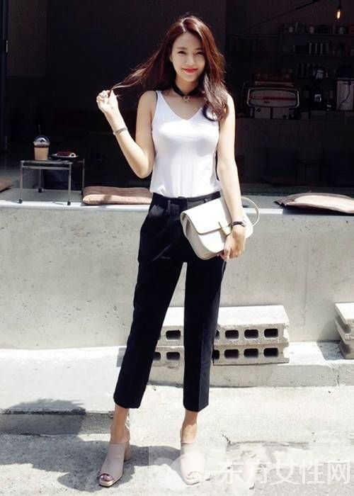 夏季时尚装扮搭配 白色背心穿出不一样的时尚感