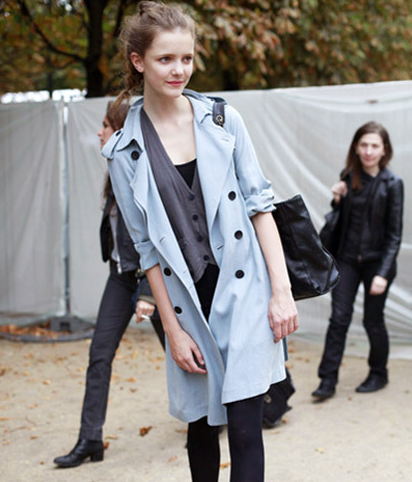 金色初秋吸睛单品 蓝色风衣就该这么搭